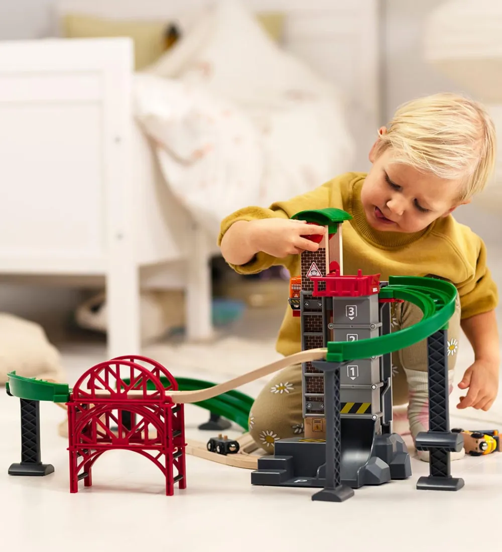 BRIO Brio>World Togbane m. Lagerbygning - 32 dele - Løft & Læs 33887