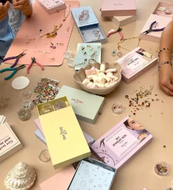 Me&My BOX Perler>Perler - 4 Stk - 3,0x1,4 cm - Happy Ladies