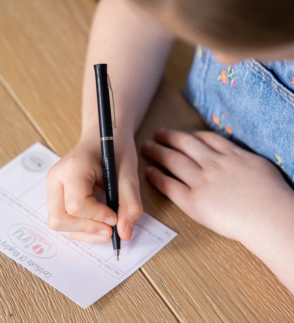 Tiny Treasures Dukker Og Tilbehør>Dukke m. Brun Hår - Blue Bear Dukke