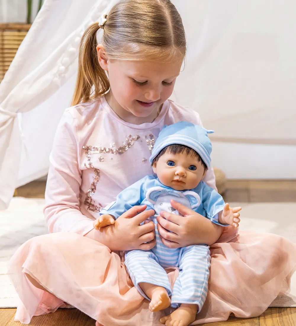 Tiny Treasures Dukker Og Tilbehør>Dukke m. Brun Hår - Blue Bear Dukke